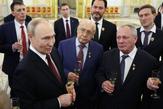 Президент Владимир Путин вручил госнаграды лауреатам государственных премий и Героям труда