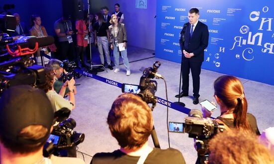 Международная выставка-форум "Россия"
Пресс-подход, павильон №75
Максим Решетников, министр экономического развития Российской Федерации Место: Россия, Москва. Автор: Анатолий Медведь/РИА Новости. Выставка "Россия". Пленарная сессия "Международный туризм. Россия и мир"
