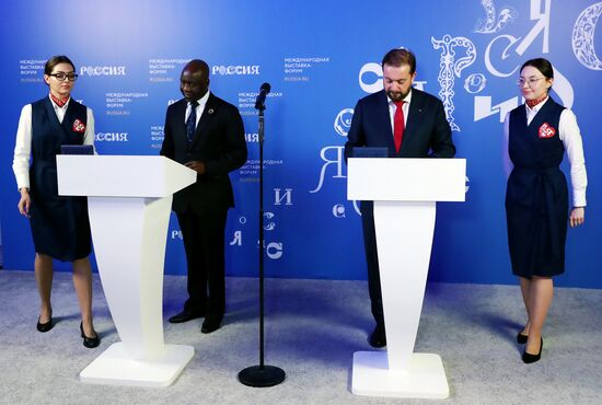 Международная выставка-форум "Россия"
Подписания, павильон №75
Д-р Катберт Симфиве Нкубе, исполнительный председатель Африканского совета по туризму
Александр Стуглев, председатель правления, директор Фонда Росконгресс Место: Россия, Москва. Автор: Анатолий Медведь/РИА Новости. Выставка "Россия". Пленарная сессия "Международный туризм. Россия и мир"