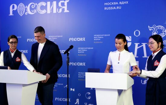 Международная выставка-форум "Россия"
Подписание соглашения о сотрудничестве между фондом "Центр стратегических разработок" и ООД "Здоровое Отечество", павильон №75
Екатерина Лещинская, руководитель движения "Здоровое Отечество"
Павел Смелов, генеральный директор Фонда "Центр стратегических разработок" Место: Россия, Москва. Автор: Анатолий Медведь/РИА Новости. Выставка "Россия". Пленарная сессия "Международный туризм. Россия и мир"