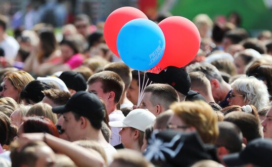 Международная выставка-форум "Россия"
Концерт "Блогеры России", главная уличная сцена Место: Россия, Москва. Автор: Анатолий Медведь/РИА Новости. Выставка "Россия". Концерт "Блогеры России"