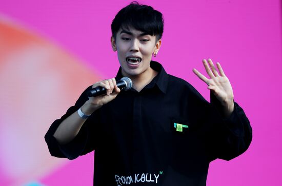 Международная выставка-форум "Россия"
Концерт "Блогеры России", главная уличная сцена
Аслан Шукаша Место: Россия, Москва. Автор: Анатолий Медведь/РИА Новости. Выставка "Россия". Концерт "Блогеры России"