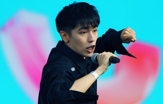 Международная выставка-форум "Россия"
Концерт "Блогеры России", главная уличная сцена
Аслан Шукаша Место: Россия, Москва. Автор: Анатолий Медведь/РИА Новости. Выставка "Россия". Концерт "Блогеры России"