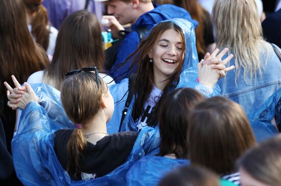 Международная выставка-форум "Россия"
Концерт "Блогеры России", главная уличная сцена
Зрители Место: Россия, Москва. Автор: Анатолий Медведь/РИА Новости. Выставка "Россия". Концерт "Блогеры России"