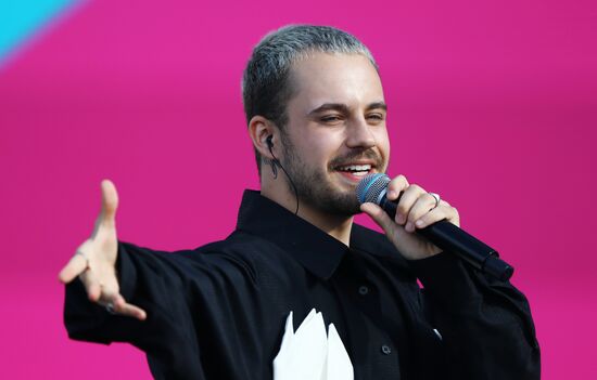 Международная выставка-форум "Россия"
Концерт "Блогеры России", главная уличная сцена
Герман Гласс Место: Россия, Москва. Автор: Анатолий Медведь/РИА Новости. Выставка "Россия". Концерт "Блогеры России"