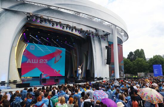 Международная выставка-форум "Россия"
Концерт "Блогеры России", главная уличная сцена
Аш 23 Место: Россия, Москва. Автор: Анатолий Медведь/РИА Новости. Выставка "Россия". Концерт "Блогеры России"