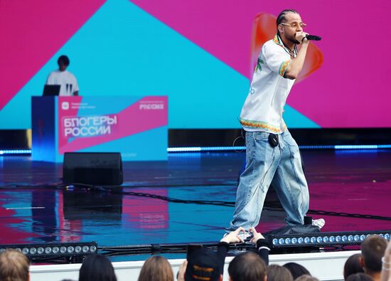 Международная выставка-форум "Россия"
Концерт "Блогеры России", главная уличная сцена
Аш 23 Место: Россия, Москва. Автор: Анатолий Медведь/РИА Новости. Выставка "Россия". Концерт "Блогеры России"