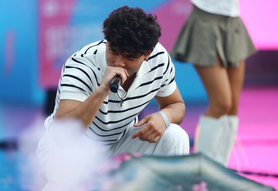 Международная выставка-форум "Россия"
Концерт "Блогеры России", главная уличная сцена
Женя Лизогуб (ЦУ-Е-ФА) Место: Россия, Москва. Автор: Анатолий Медведь/РИА Новости. Выставка "Россия". Концерт "Блогеры России"