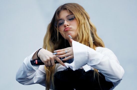 Международная выставка-форум "Россия"
Концерт "Блогеры России", главная уличная сцена
Лера Симка (ЦУ-Е-ФА) Место: Россия, Москва. Автор: Анатолий Медведь/РИА Новости. Выставка "Россия". Концерт "Блогеры России"