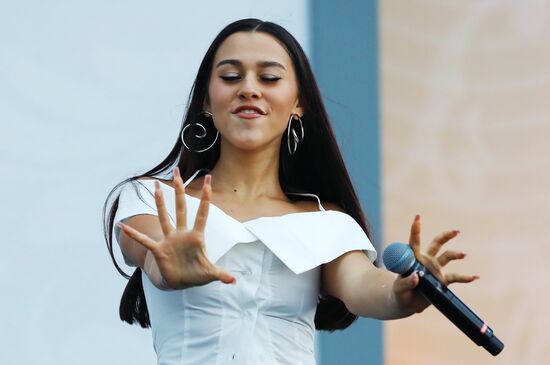 Международная выставка-форум "Россия"
Концерт "Блогеры России", главная уличная сцена
Милана Некрасова (ЦУ-Е-ФА) Место: Россия, Москва. Автор: Анатолий Медведь/РИА Новости. Выставка "Россия". Концерт "Блогеры России"