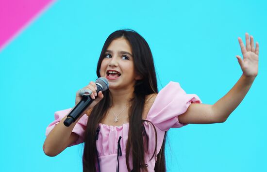 Международная выставка-форум "Россия"
Концерт "Блогеры России", главная уличная сцена
Кикидо (Amina) Место: Россия, Москва. Автор: Анатолий Медведь/РИА Новости. Выставка "Россия". Концерт "Блогеры России"