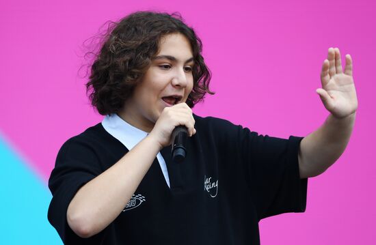 Международная выставка-форум "Россия"
Концерт "Блогеры России", главная уличная сцена
Кикидо (Kamil) Место: Россия, Москва. Автор: Анатолий Медведь/РИА Новости. Выставка "Россия". Концерт "Блогеры России"