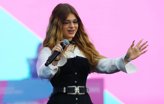 Международная выставка-форум "Россия"
Концерт "Блогеры России", главная уличная сцена
Лера Симка (ЦУ-Е-ФА) Место: Россия, Москва. Автор: Анатолий Медведь/РИА Новости. Выставка "Россия". Концерт "Блогеры России"