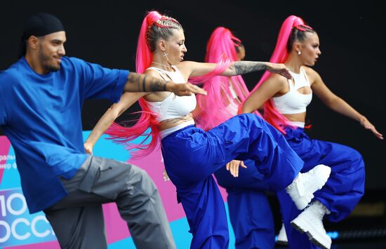 Международная выставка-форум "Россия"
Концерт "Блогеры России", главная уличная сцена Место: Россия, Москва. Автор: Анатолий Медведь/РИА Новости. Выставка "Россия". Концерт "Блогеры России"