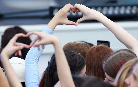 Международная выставка-форум "Россия"
Концерт "Блогеры России", главная уличная сцена Место: Россия, Москва. Автор: Анатолий Медведь/РИА Новости. Выставка "Россия". Концерт "Блогеры России"