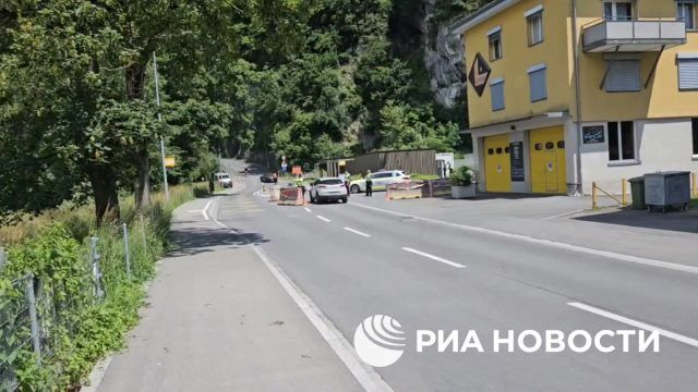 Перекрытие на дороге, по которой можно добраться на курорт Бюргеншток, где состоится конференция по Украине