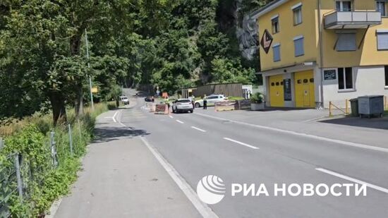 Перекрытие на дороге, по которой можно добраться на курорт Бюргеншток, где состоится конференция по Украине