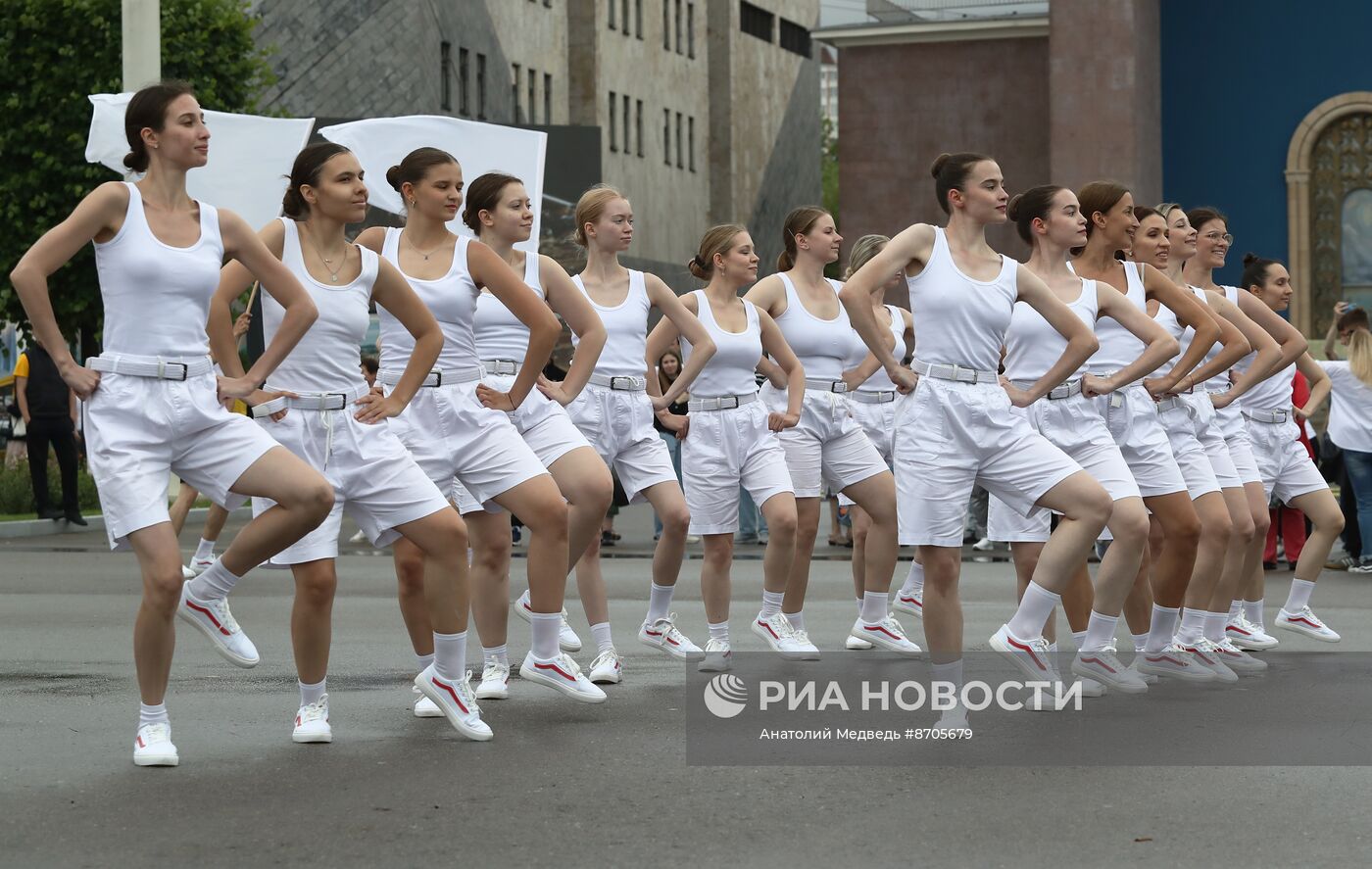 Выставка "Россия". Театрализованное шествие от Московского исторического фестиваля "Времена и эпохи" 