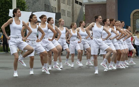 Выставка "Россия". Театрализованное шествие от Московского исторического фестиваля "Времена и эпохи" 