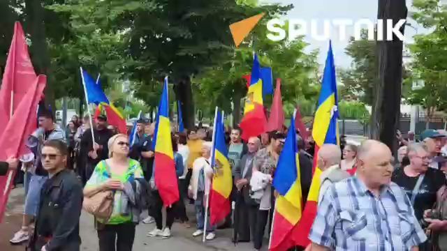 "Долой Майю Санду!" скандируют люди, собравшиеся на протестный митинг у здания молдавского парламента