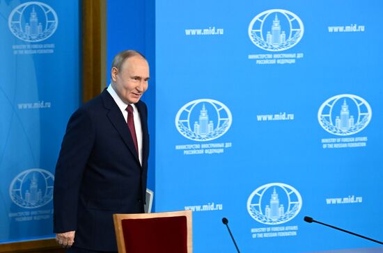 Президент Владимир Путин встретился с руководством МИД РФ
