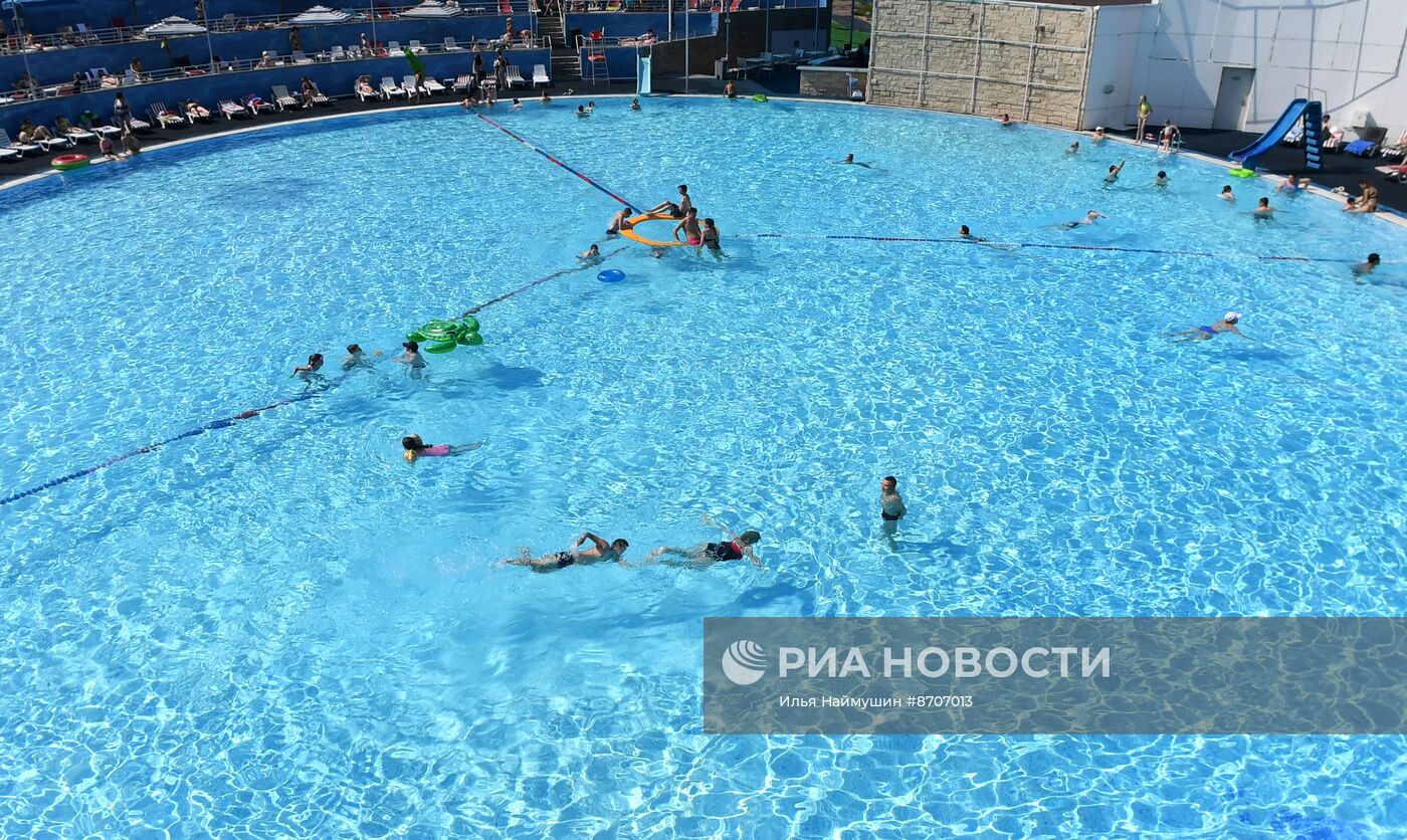 Бассейн под открытым небом в фанпарке "Бобровый лог"