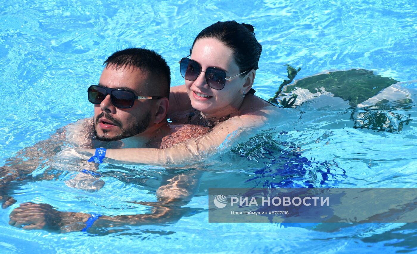 Бассейн под открытым небом в фанпарке "Бобровый лог"