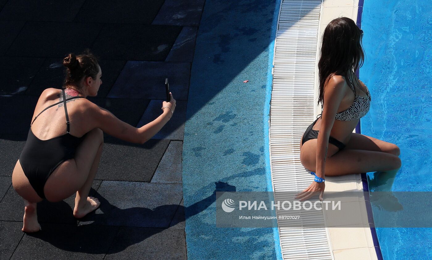Бассейн под открытым небом в фанпарке "Бобровый лог"