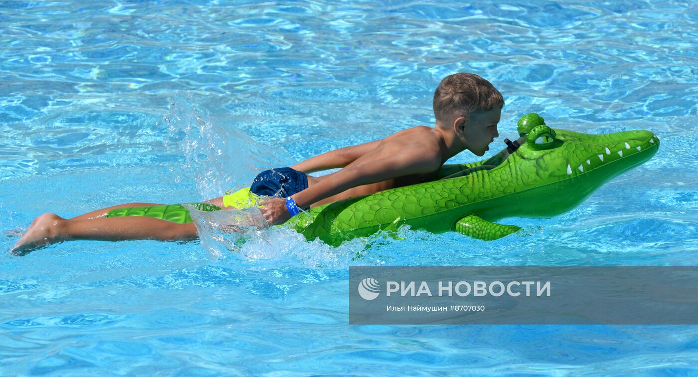 Бассейн под открытым небом в фанпарке "Бобровый лог"