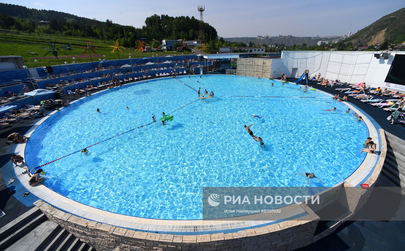 Бассейн под открытым небом в фанпарке "Бобровый лог"