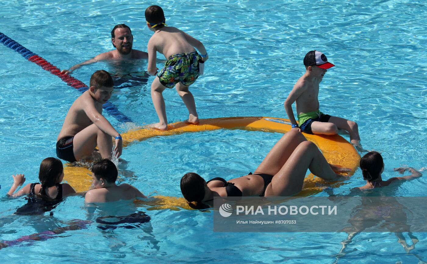 Бассейн под открытым небом в фанпарке "Бобровый лог"