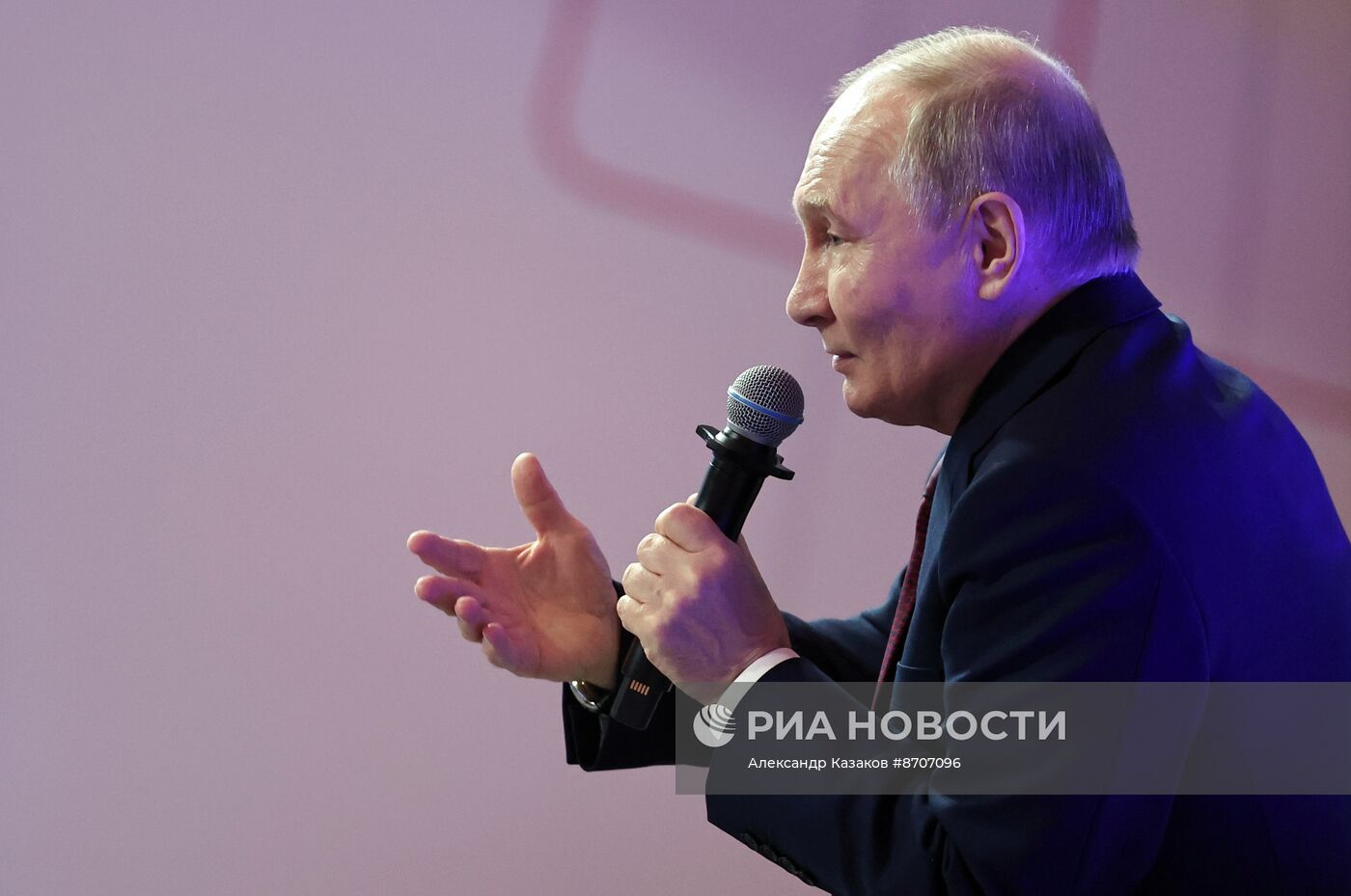 Президент Владимир Путин посетил мастерскую управления "Сенеж"