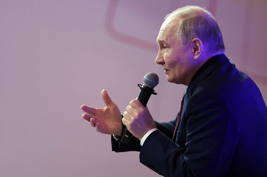 Президент Владимир Путин посетил мастерскую управления "Сенеж"