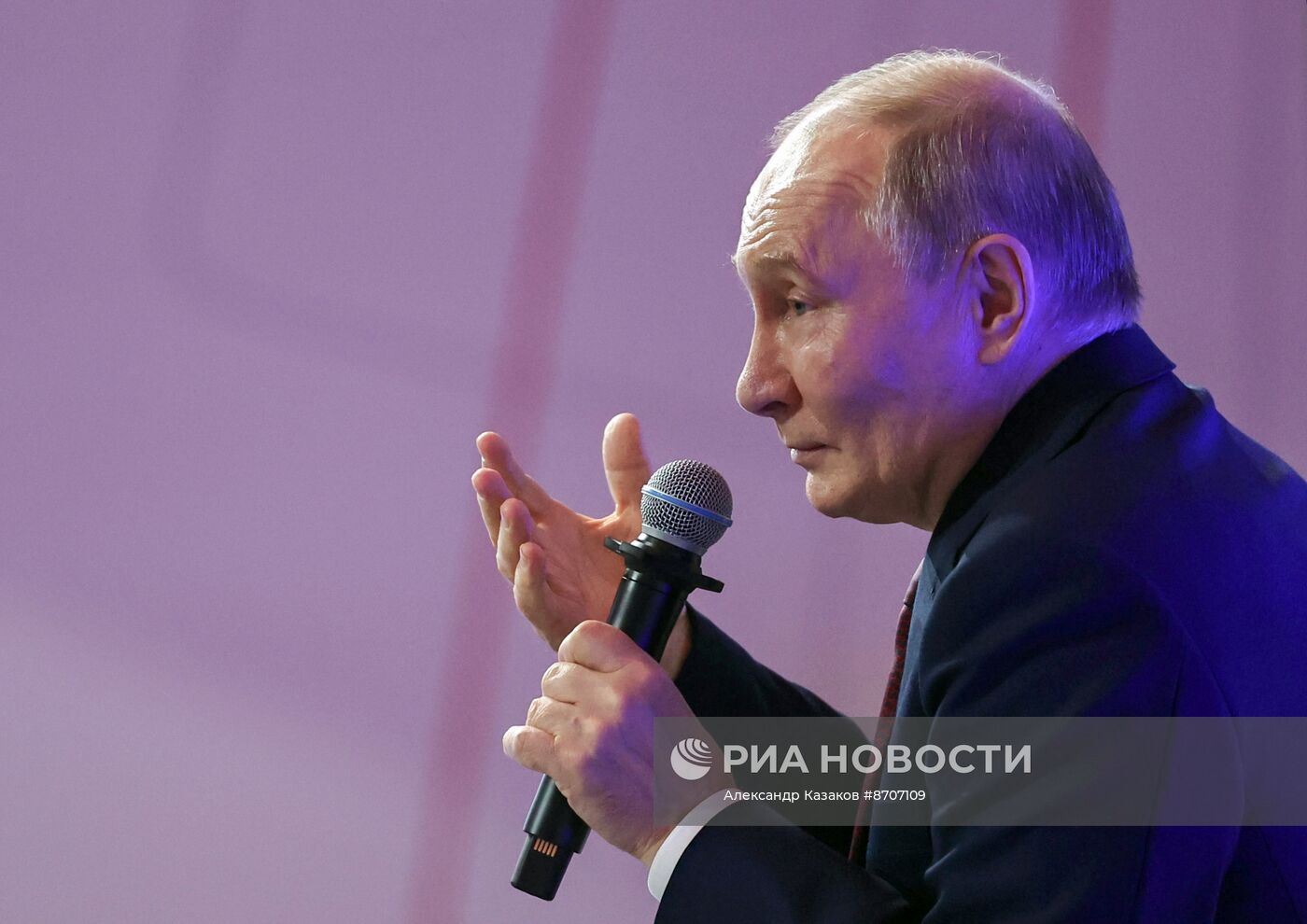 Президент Владимир Путин посетил мастерскую управления "Сенеж"