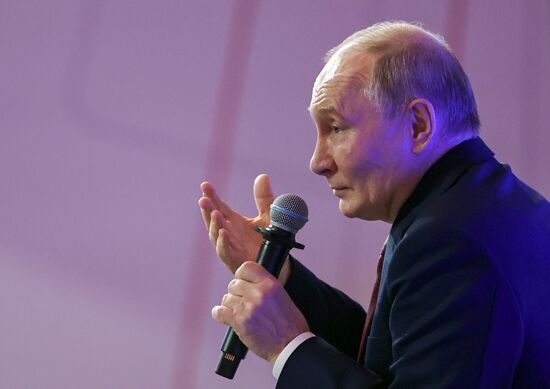 Президент Владимир Путин посетил мастерскую управления "Сенеж"