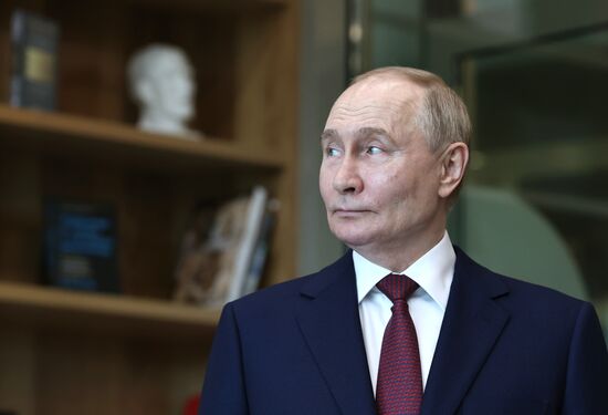 Президент Владимир Путин посетил мастерскую управления "Сенеж"