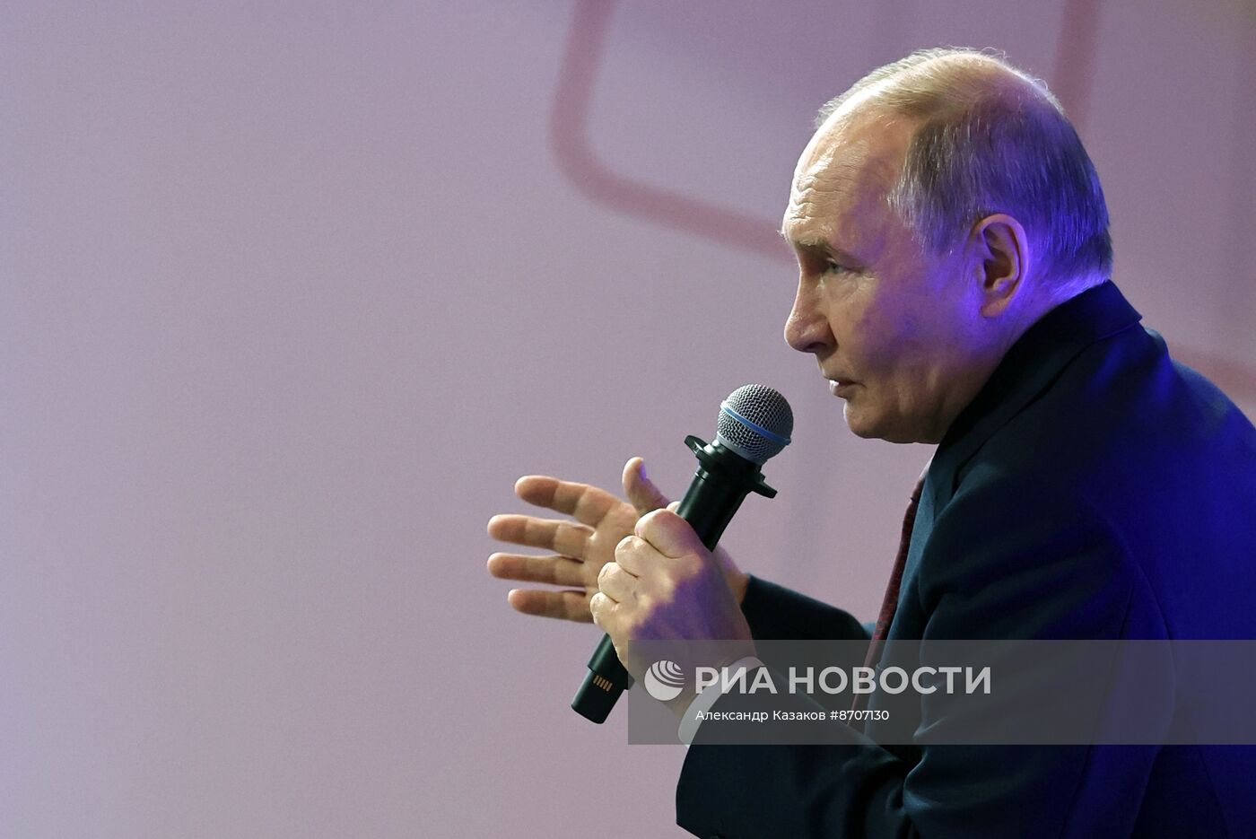 Президент Владимир Путин посетил мастерскую управления "Сенеж"