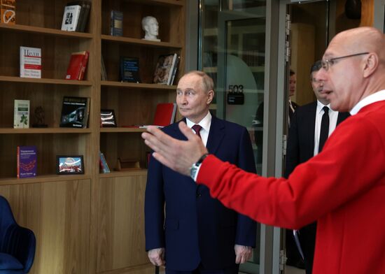 Президент Владимир Путин посетил мастерскую управления "Сенеж"