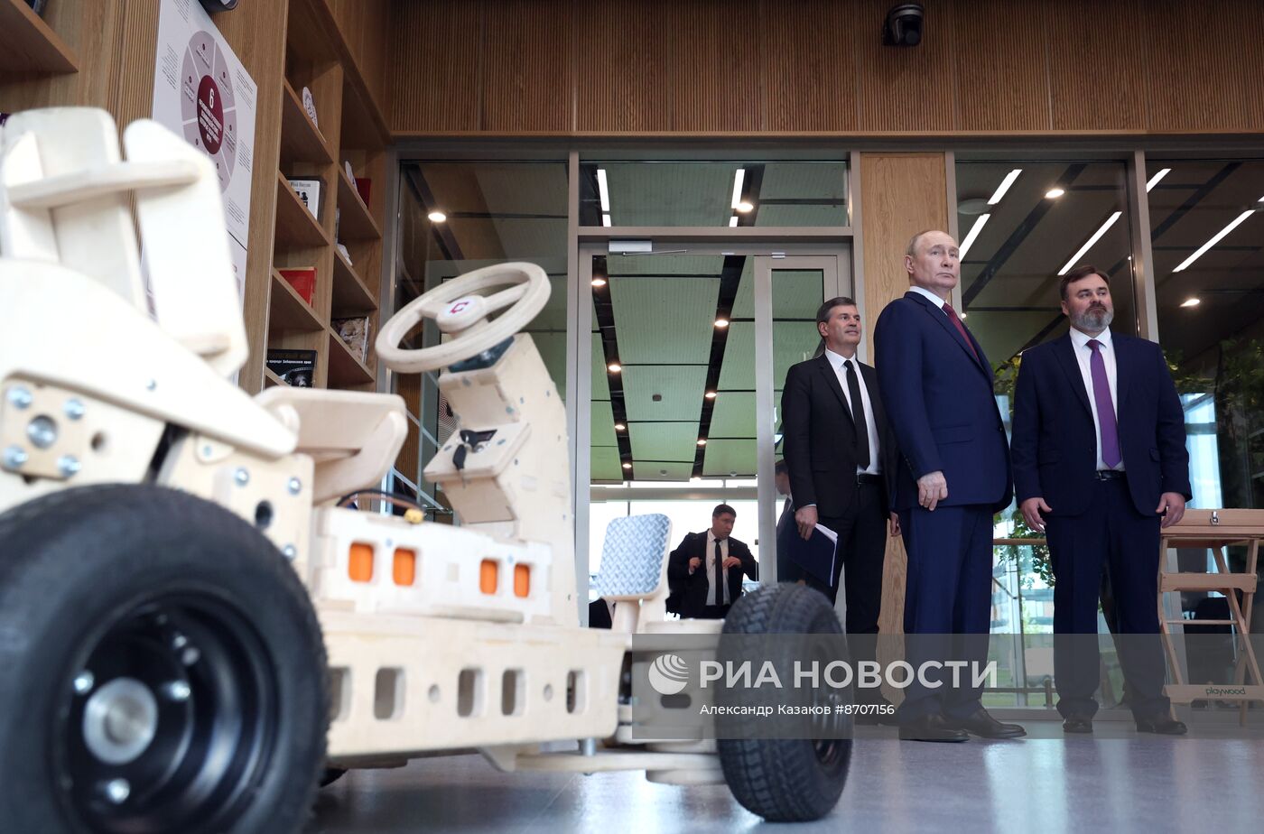 Президент Владимир Путин посетил мастерскую управления "Сенеж"