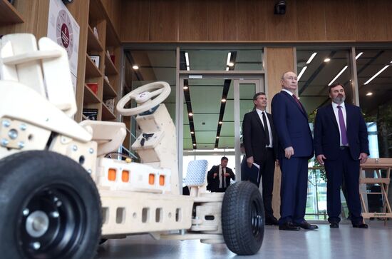 Президент Владимир Путин посетил мастерскую управления "Сенеж"