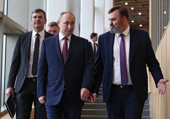 Президент Владимир Путин посетил мастерскую управления "Сенеж"