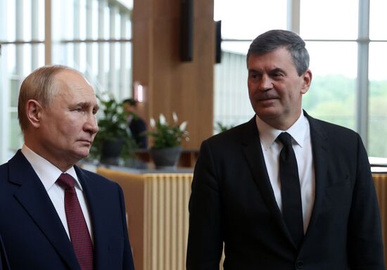 Президент Владимир Путин посетил мастерскую управления "Сенеж"