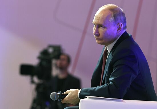 Президент Владимир Путин посетил мастерскую управления "Сенеж"