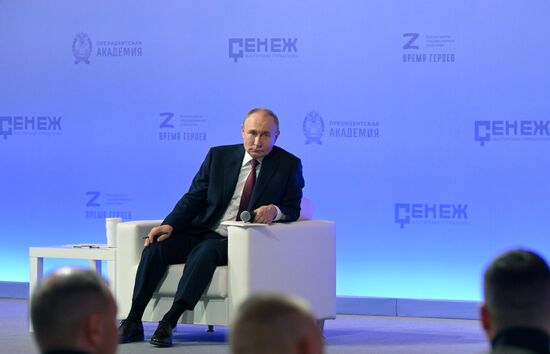 Президент Владимир Путин посетил мастерскую управления "Сенеж"