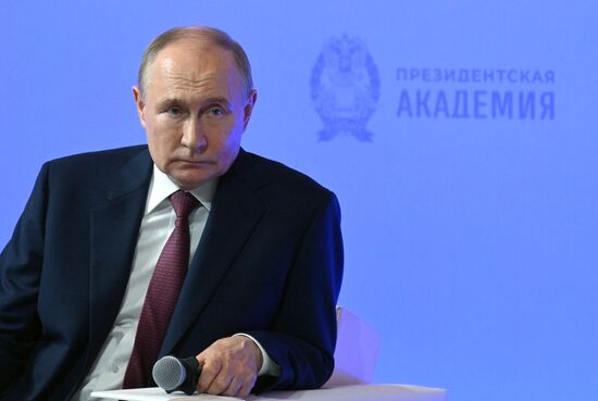 Президент Владимир Путин посетил мастерскую управления "Сенеж"