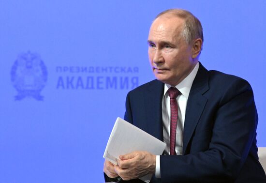 Президент Владимир Путин посетил мастерскую управления "Сенеж"