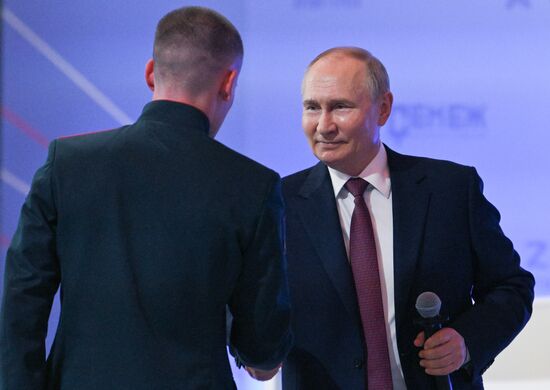 Президент Владимир Путин посетил мастерскую управления "Сенеж"