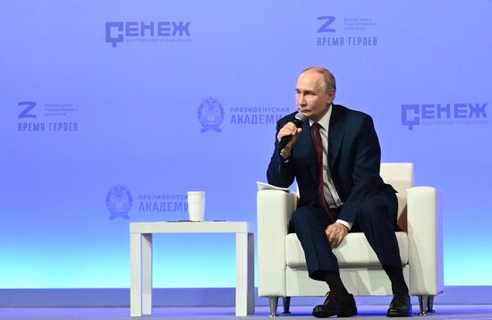 Президент Владимир Путин посетил мастерскую управления "Сенеж"