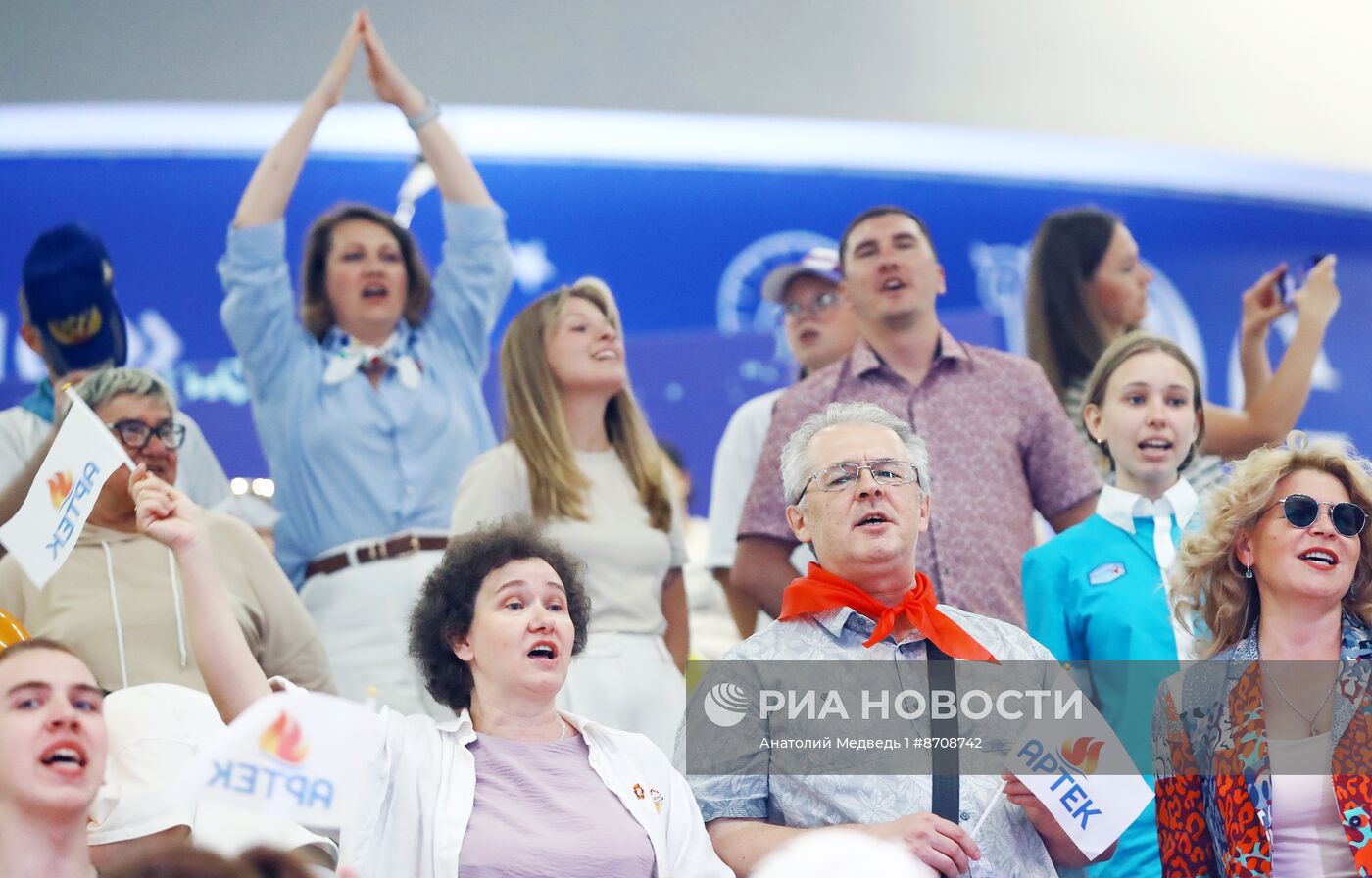 Выставка "Россия". День рождения Международного детского центра "Артек"