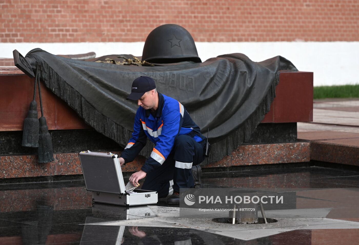 Профилактика Вечного огня в Александровском саду 